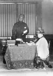 La reine Victoria, impératrice des Indes, et Abdul Karim le Munshi, vers 1894